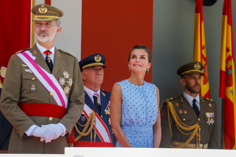 La Reina Letizia observa emocionada el desfile de las Fuerzas Armadas en Huesca