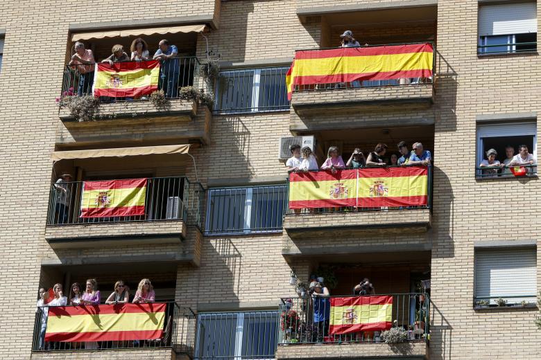 Numerosas personas se han asomado a los balcones engalanados con la bandera de España para disfrutar del desfile