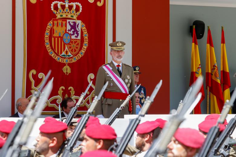Casi 330 soldados han desfilado frente a Felipe VI y dona Letizia