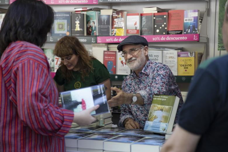 El escritor Fernando Aramburu firmando un ejemplar de 'Patria' en la Feria del Libro de Madrid 2022