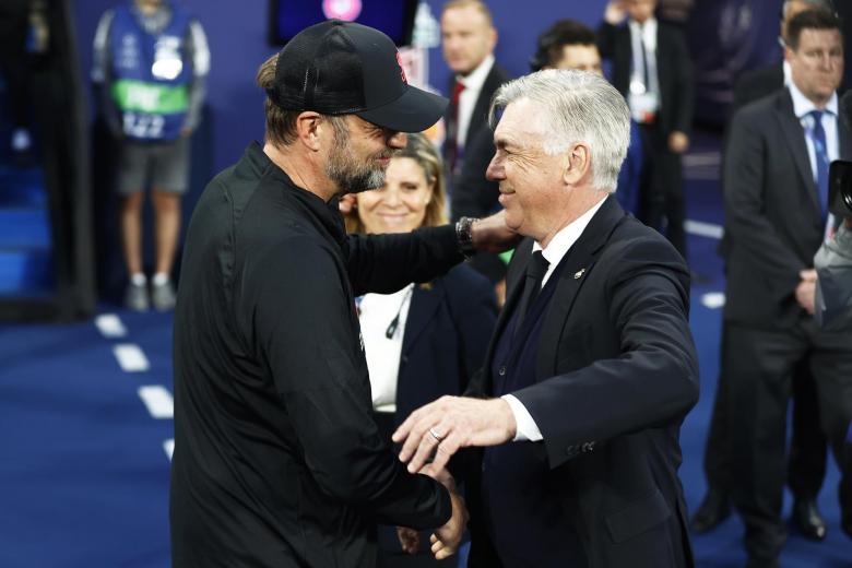 Jürgen Klopp y Carlo Ancelotti se saludan minutos antes del comienzo del partido