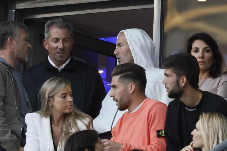 Zinedine Zidane, con sudadera de capucha gris