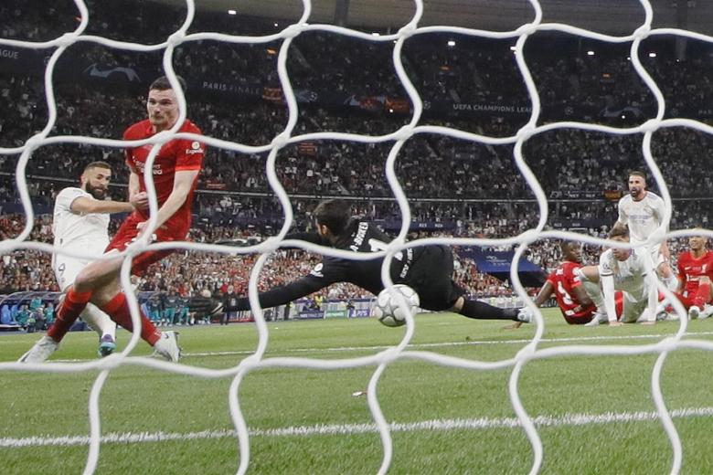 Benzema marca el gol que le anularon al filo del descanso