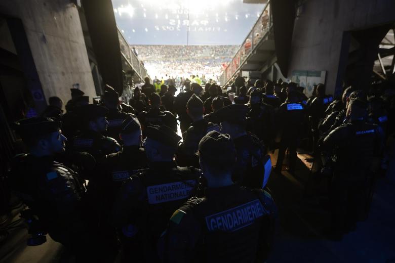 Policías franceses observan la final desde una de las salidas de emergencia del estadio
