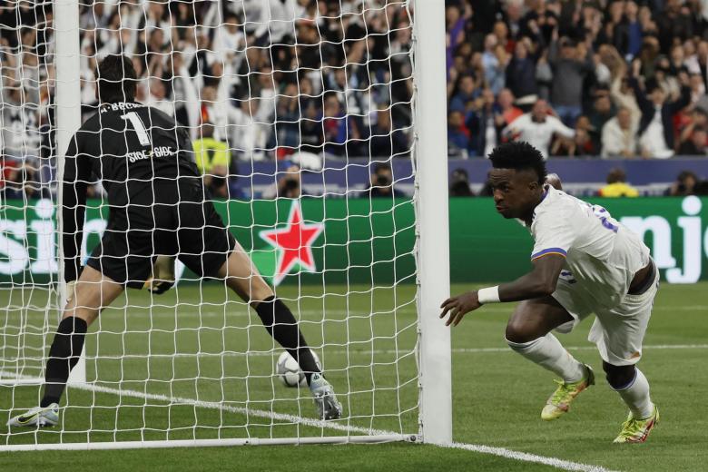 Vinicius Jr. celebra su gol al Liverpool, anotado tras cazar en el segundo palo un envío de Valverde