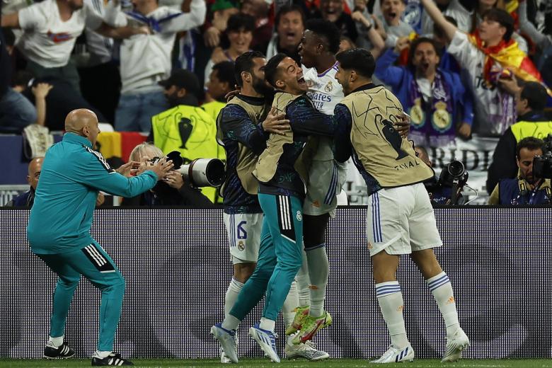 Vinicius Jr. celebra con los suplementes del Madrid su gol al Liverpool