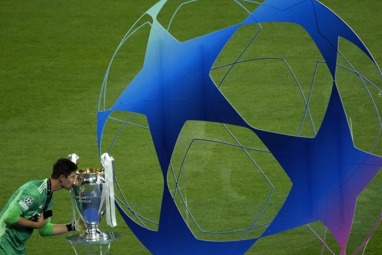 Courtois besa la 14º Copa de Europa