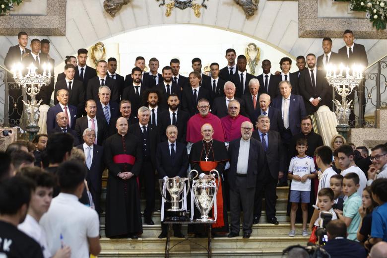 La plantilla del Real Madrid posa con la Liga y la Champions en la catedral de la Almudena