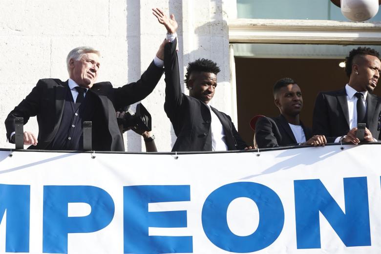 Carlo Ancelotti levanta el brazo de Vinicius en la Puerta del Sol