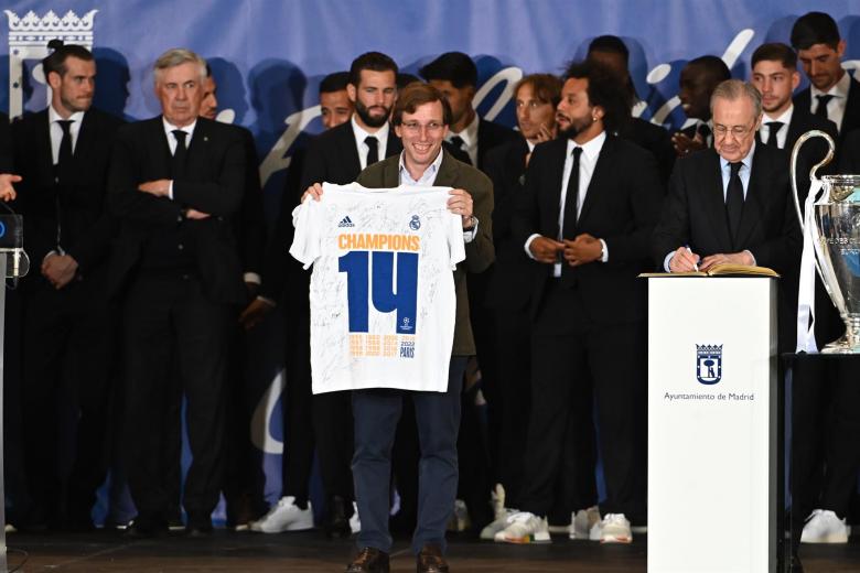 Martínez-Almeida, con la camiseta conmemorativa de la 14º Copa de Europa