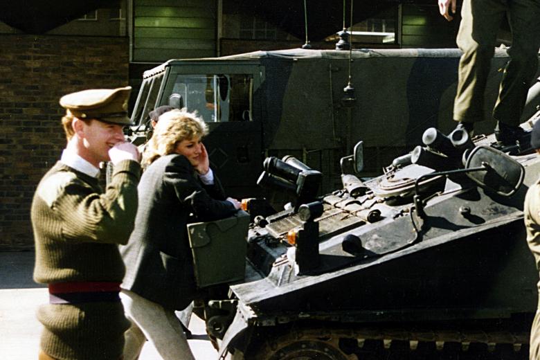 Princess Diana and Major James Hewitt photographed at army barracks in the UK.
en la foto : tanque