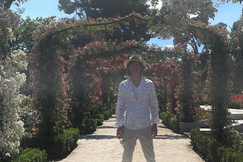 Mick Jagger en unos jardines