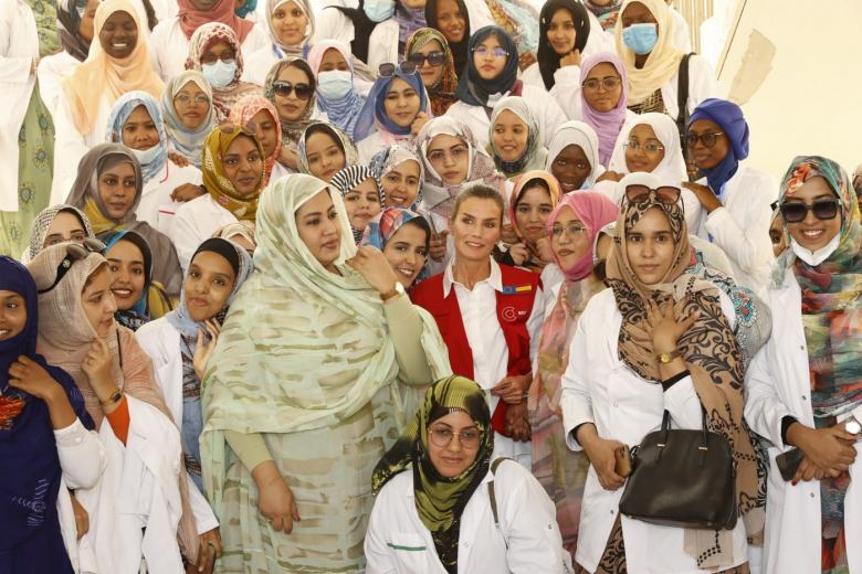 Doña Letizia, junto a la primera dama de Mauritania, acompañadas de estudiantes de la Facultad de Medicina