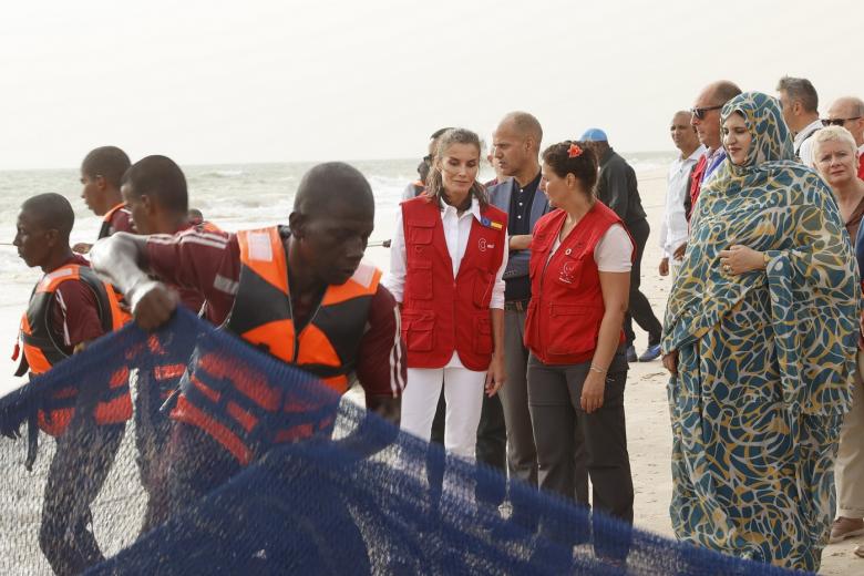 La Reina observa la labor de los pescadores mauritanos tras una jornada de pesca