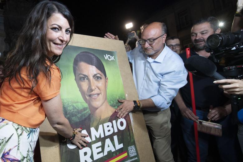 Macarena Olona (i), candidata de Vox a la presidencia de la Junta de Andalucía, arranca la campaña electoral este jueves en Granada