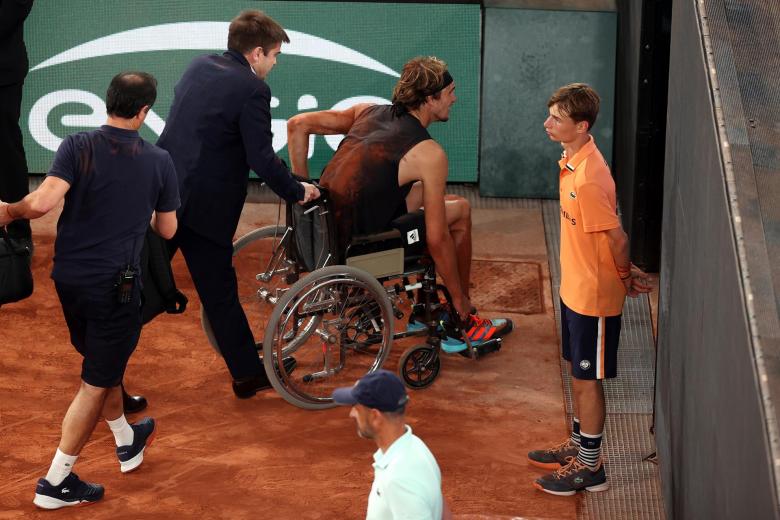 Alexander Zverev se retira de la pista central de Roland Garros en silla de ruedas