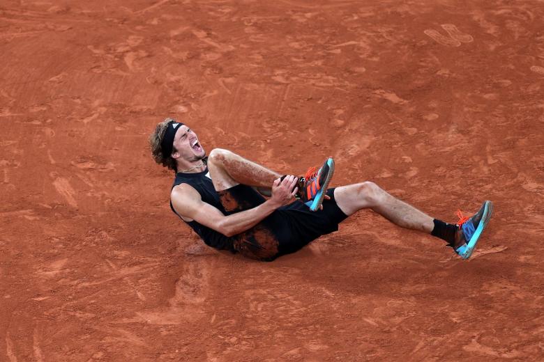 Alexander Zverev sufrió una torcedura de su tobillo que le obligó a retirarse de la gran semifinal de Roland Garros