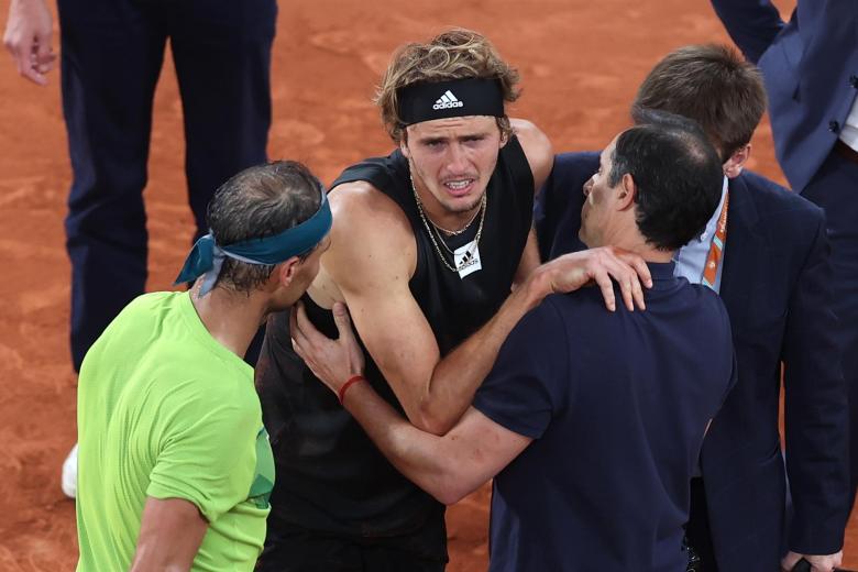 Zverev necesitó asistencia en la misma pista de Roland Garros. Rafa Nadal se acercó a consolarle