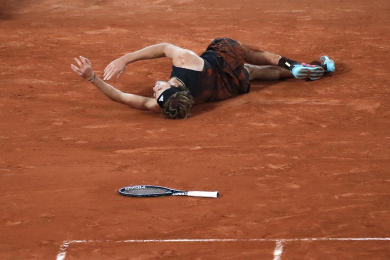 Zverev no pudo continuar en la final y se retiró por la lesión en su tobillo. Nada más notar el problema físico quedó tumbado sobre la arcilla parisina.