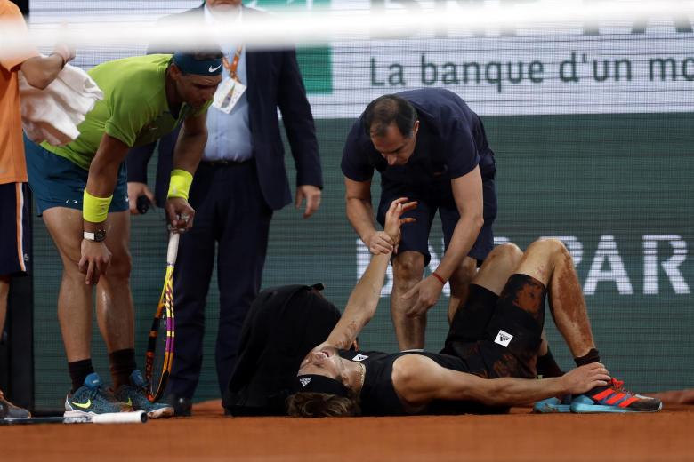 Zverev, dolorido, se queja de la lesión sufrida en el tobillo. En ese momento el partido se iba al segundo tie-break del segundo set.