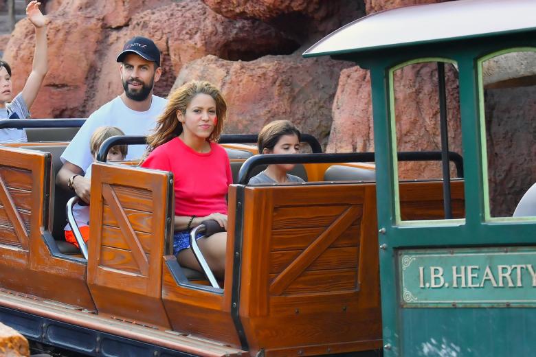 Shakira y Piqué, junto a sus dos hijos Milan y Sasha, en Disneyland, en 2018