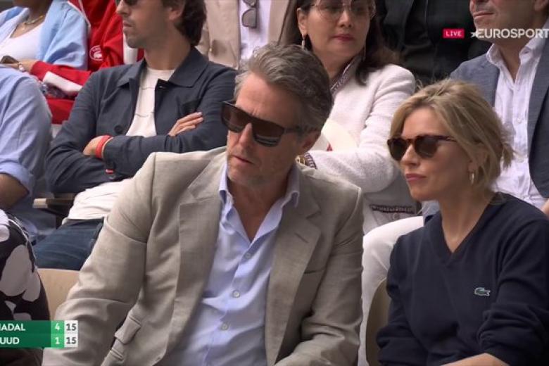 Hugh Grant y Sienna Miller en la final de Roland Garros.