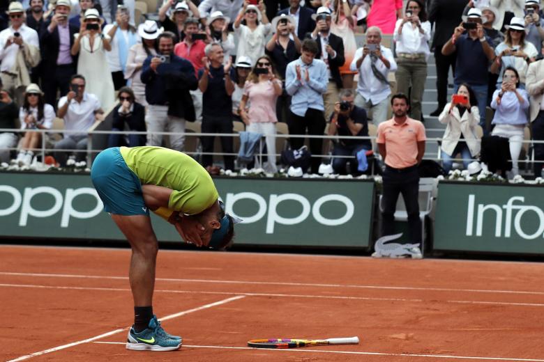 Rafa Nadal se lleva las manos a la cara tras una nueva gesta en Roland Garros