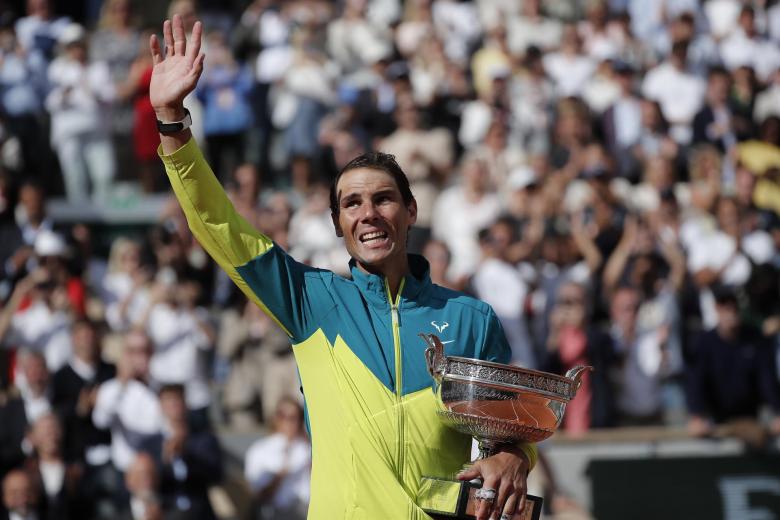 Rafa Nadal saluda al público que tanto le ha apoyado en esta edición de Roland Garros
