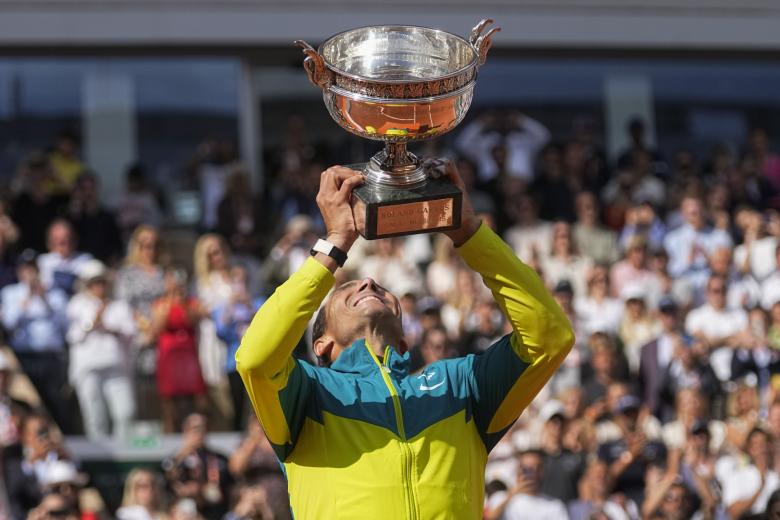 Rafa Nadal levanta la Copa de los Mosqueteros, el título como campeón de Roland Garros