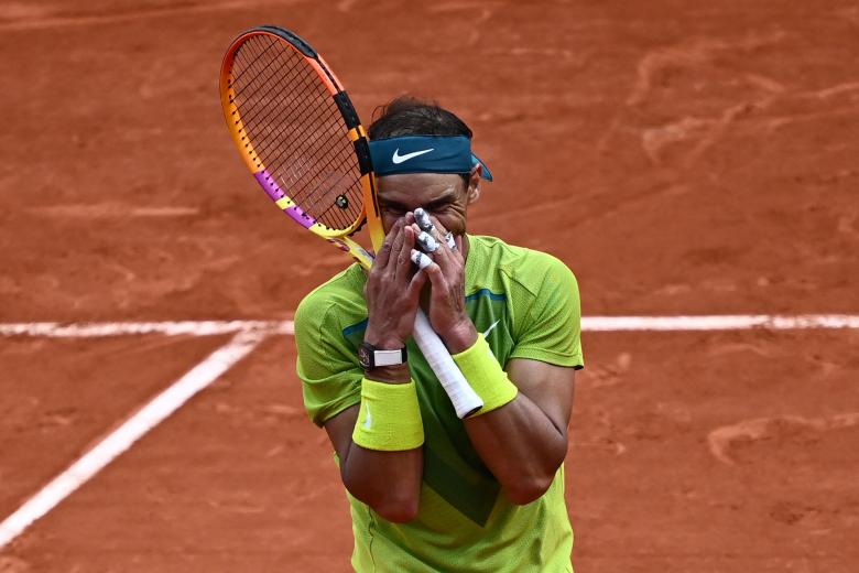 Nadal se emociona, aún con la raqueta en mano, tras ganar su 14º Roland Garros