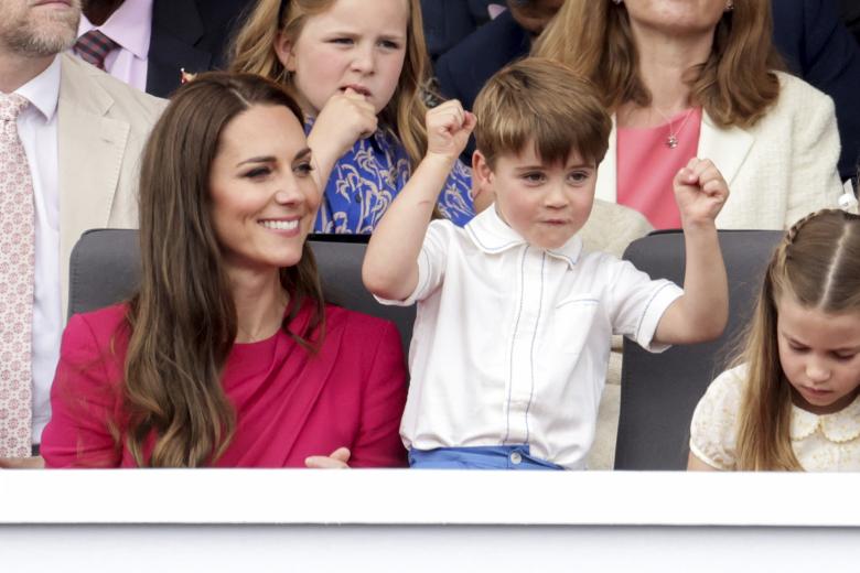 From left, Kate, Duchess of Cambridge, Prince Louis and Princess Charlotte watch, during the Platinum Jubilee Pageant held outside Buckingham Palace, in London, Sunday June 5, 2022, on the last of four days of celebrations to mark the Platinum Jubilee. The pageant will be a carnival procession up The Mall featuring giant puppets and celebrities that will depict key moments from Queen Elizabeth IIÄôs seven decades on the throne. (Chris Jackson/Pool Photo via AP)