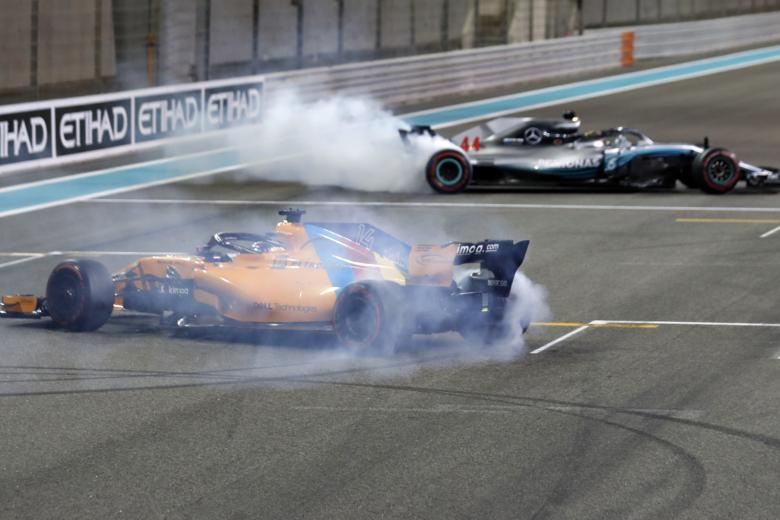 Fernando se despide de la Fórmula 1 en Abu Dabi acompañado en pista por uno de sus mayores rivales en su carrera, Lewis Hamilton