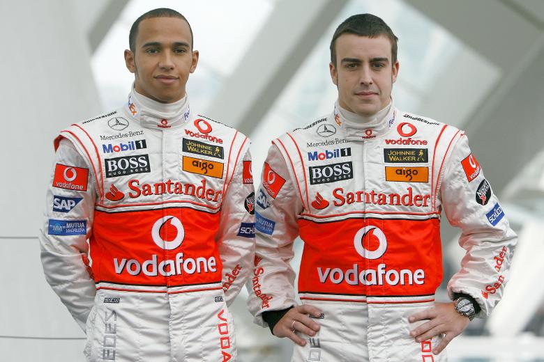 Tras ganar el Mundial en 2005 y 2006, Fernando ficha por la escudería Mclaren compartiendo garaje con un jovencísimo Lewis Hamilton, dando lugar a una de las batallas más recordadas entre compañeros de equipo de la historia de la F1