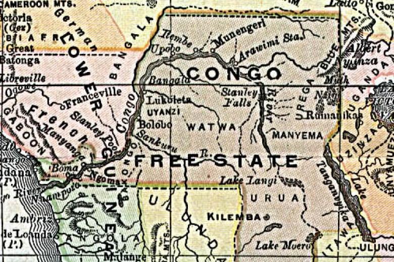 Partiendo de la Conferencia de Berlín (1884-1885), conocida como el momento en que los Estados europeos se repartieron África, la obra revisita el pasado colonial de las naciones africanas.