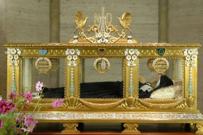 Santa Bernardita  de Nevers es la difunta más atractiva de Francia. Las visiones de la Virgen María que tuvo esta monja francesa cuando era una adolescente convirtieron la localidad de Lourdes en uno de los hitos para la cristiandad. La consideran incorruptible, pues tras su muerte en 1879, con solo 35 años, la exhumaron tres veces y las tres fue declarada intacta.