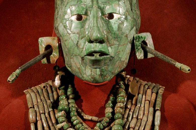 Pakal el Grande fue un ahau o gobernante del señorío maya de B'aakal, ahora conocido como Palenque, en el estado de Chiapas, México.

Llegó al trono a la edad de 12 años, y gobernó desde el 26 de julio de 615 hasta su muerte el 31 de agosto de 683: un reinado de 68 años y 33 días.
