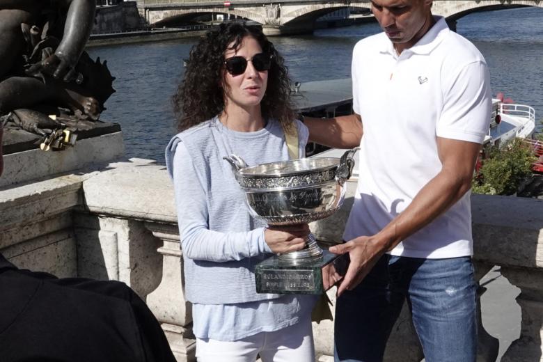 La pareja posando con la copa ganada por Rafa en el Roland Garros de este 2022 el pasado 6 de junio