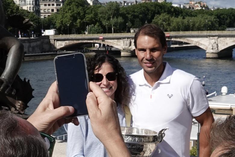 La pareja posando con la copa ganada por Rafa en el Roland Garros de este 2022 el pasado 6 de junio