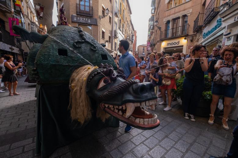 Las calles de Toledo y Sevilla vuelven a celebrar el Corpus Christi ...