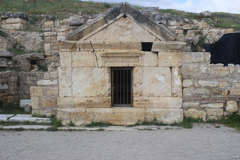 Francesco D'Andria encontró esta tumba romana del siglo I en Pamukkale en la Hierápolis (Turquía), que cree que una vez albergó los restos del Apóstol Felipe