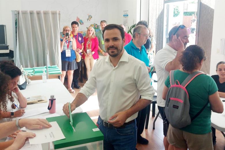 El coordinador general de Izquierda Unida y ministro de Consumo, Alberto Garzón, votando este 19-J en la localidad Rincón de la Victoria (Málaga)