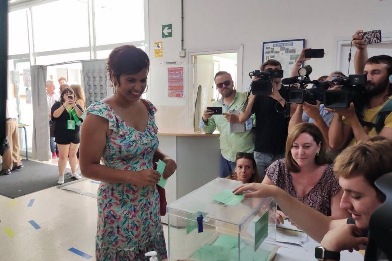 La candidata de Adelante Andalucía, Teresa Rodríguez, vota en las elecciones andaluzas en el IES Caleta de Cádiz
