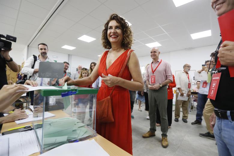 La ministra de Hacienda, María Jesús Montero, al momento de votar en su colegio electoral