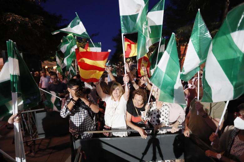Ambiente de celebración a las puertas de la sede del Partido Popular de Sevilla