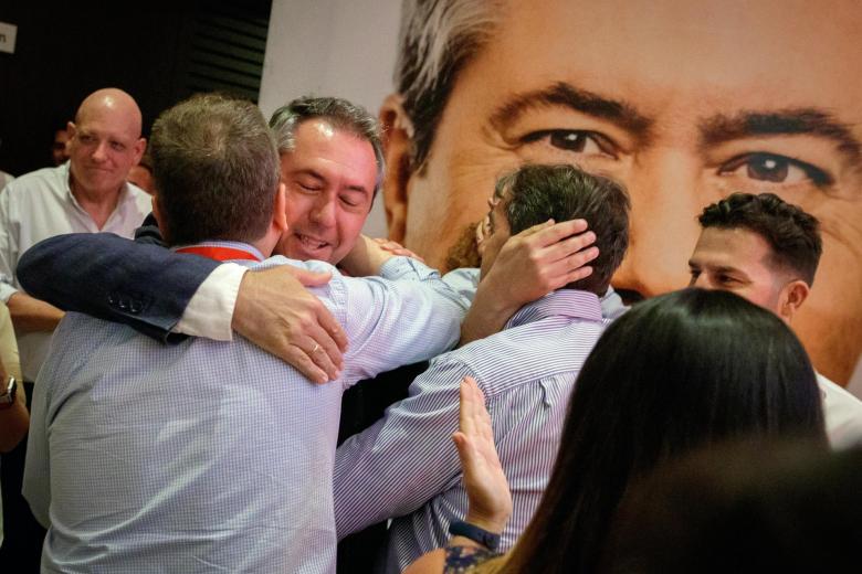 El candidato del PSOE, Juan Espadas, abrazado por sus compañeros de partido