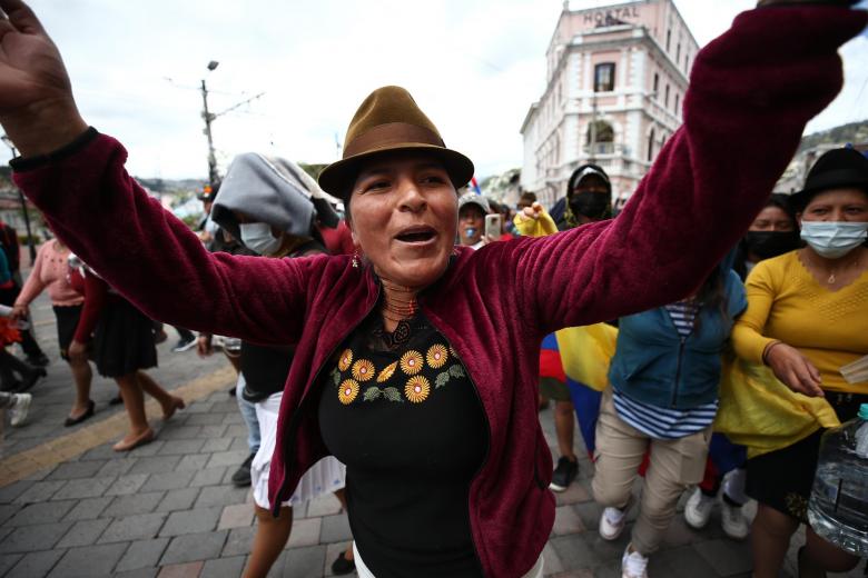 Mujeres gritan consignas contra el Gobierno frente a una línea de agentes antimotines hoy, en las calles de Quito (Ecuador). El centro de Quito fue escenario este martes de nuevos disturbios debido a enfrentamientos entre manifestantes y policías durante el noveno día consecutivo de las protestas en Ecuador contra el Gobierno del presidente Guillermo Lasso por la carestía de la vida