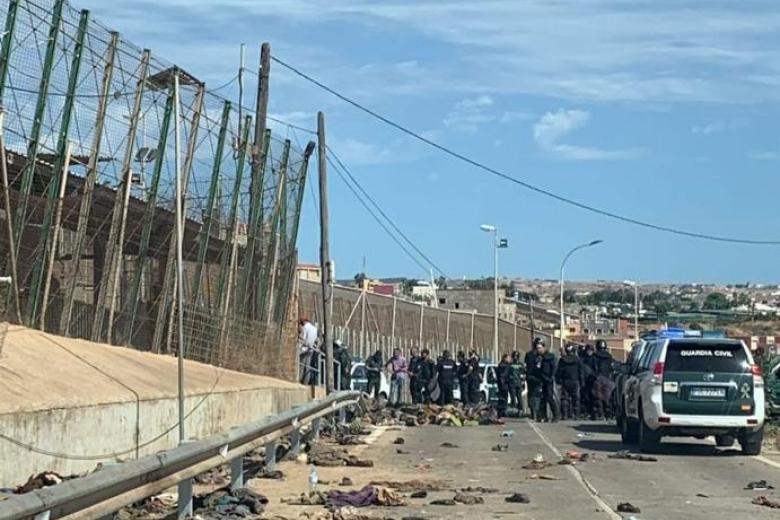 Así ha quedado uno de los puntos de la valla de Melilla donde han saltado decenas de inmigrantes