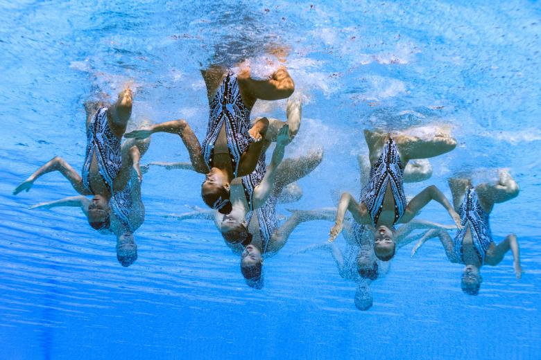 El equipo de natación sincronizada de Eslovaquia dibuja una bonita figura bajo el agua en la final de los Mundiales de Natación