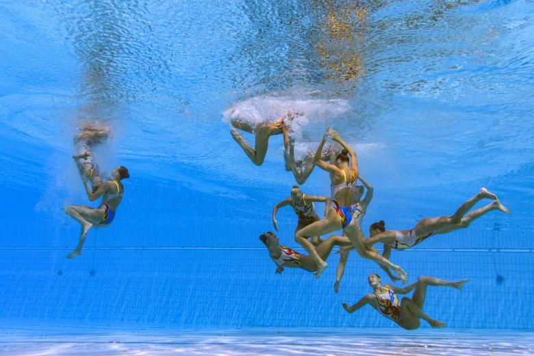 Una fotografía tomada bajo el agua durante la exhibición del equipo ucraniano en los mundiales de natación
