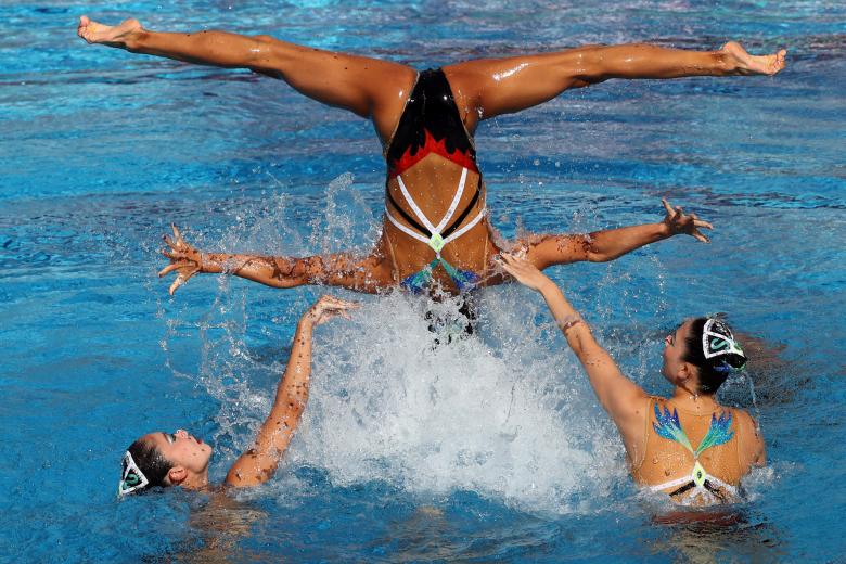 El equipo de Japón compite para llevarse el bronce en la final de natación artística libre por equipos femeninos